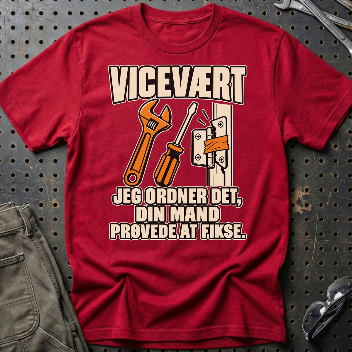 Vicevært – Jeg Ordner Det, Din Mand Prøvede At Fikse T-Shirt-Beklædning-Garage Culture-Rød-S-Garage Culture Shop- garage - man cave - merchandise