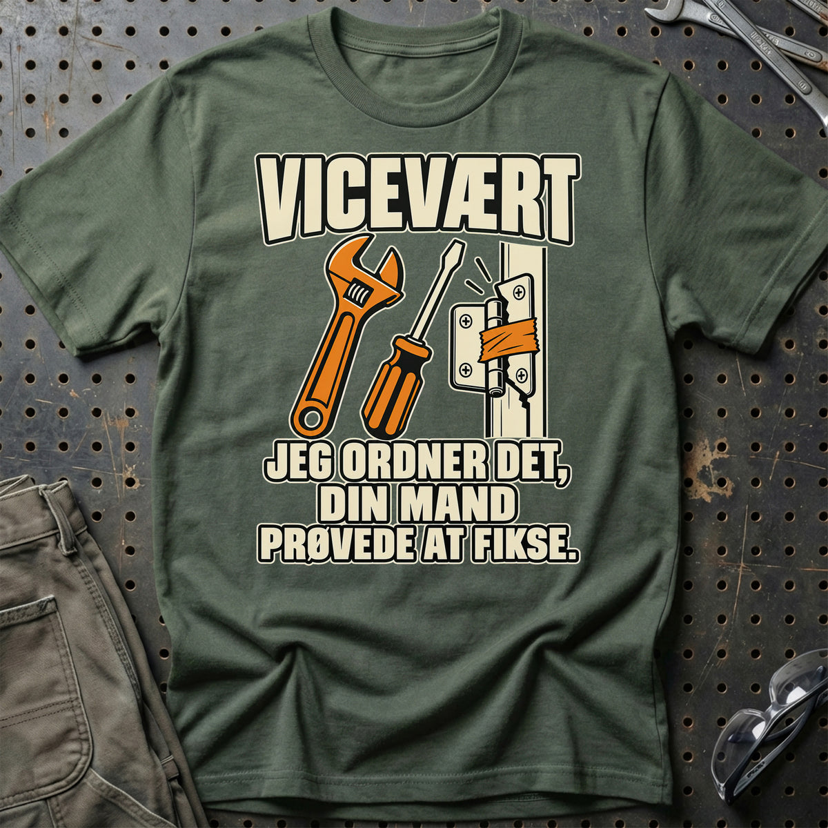 Vicevært – Jeg Ordner Det, Din Mand Prøvede At Fikse T-Shirt-Beklædning-Garage Culture-Grøn Militær-S-Garage Culture Shop- garage - man cave - merchandise
