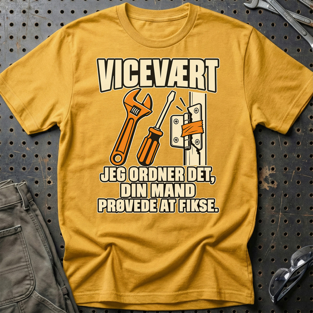 Vicevært – Jeg Ordner Det, Din Mand Prøvede At Fikse T-Shirt-Beklædning-Garage Culture-Guld-S-Garage Culture Shop- garage - man cave - merchandise
