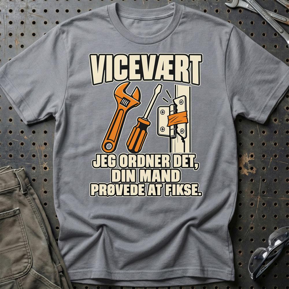 
Produktbillede af Vicevært – Jeg Ordner Det, Din Mand Prøvede At Fikse T-Shirt