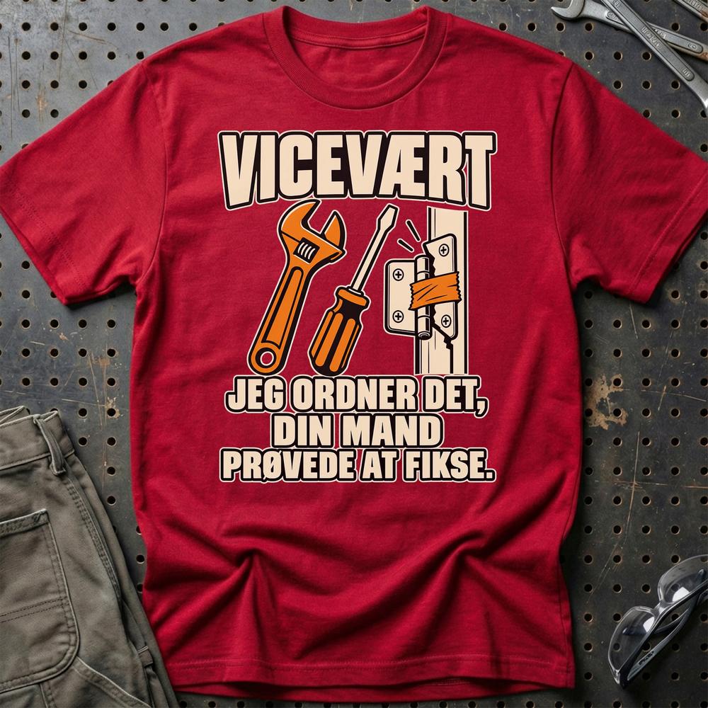 
Produktbillede af Vicevært – Jeg Ordner Det, Din Mand Prøvede At Fikse T-Shirt