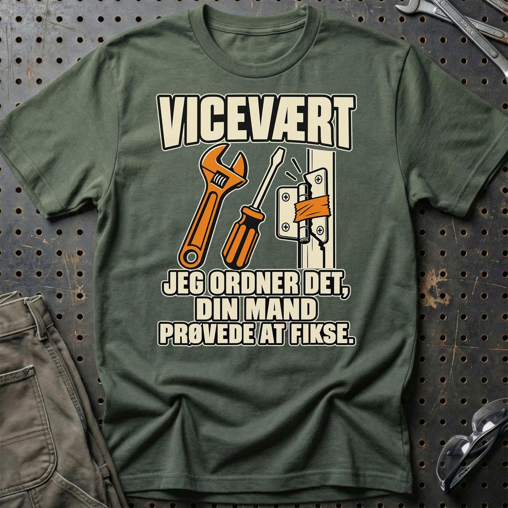 
Produktbillede af Vicevært – Jeg Ordner Det, Din Mand Prøvede At Fikse T-Shirt
