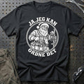 
Vicevært – Santa Kan Det – Jul T-Shirt – Sort