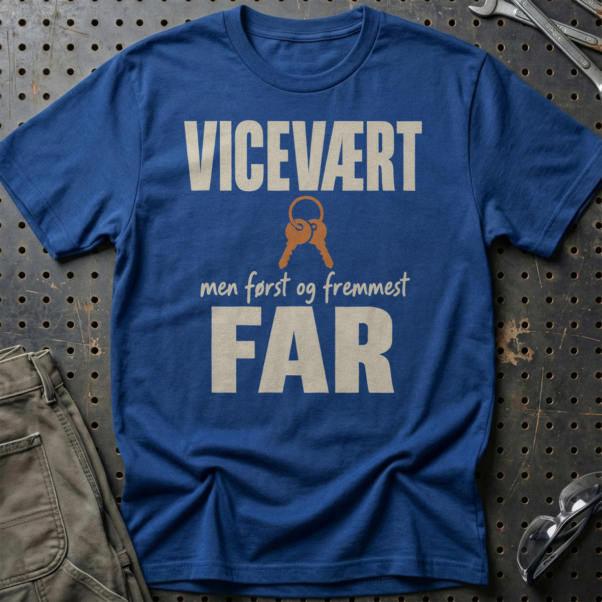 
Produktbillede af Vicevært – Men Først Og Fremmest Far T-Shirt