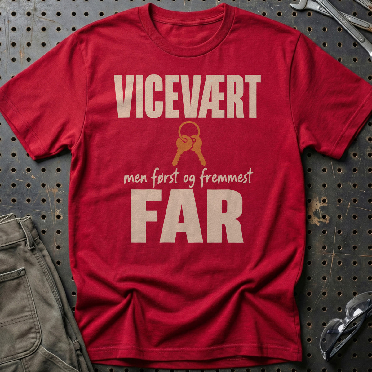 
Produktbillede af Vicevært – Men Først Og Fremmest Far T-Shirt