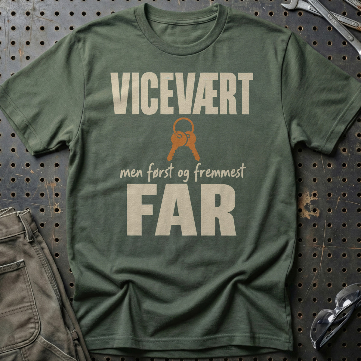 
Produktbillede af Vicevært – Men Først Og Fremmest Far T-Shirt