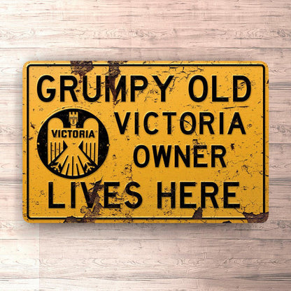 Victoria Grumpy Old Victoria Owner Lives Here Skilte, Musemåtte, Dørmåtte , Plakat-Skilte-Victoria-Garage Culture Shop- garage - man cave - merchandise