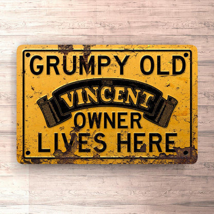 Vincent Grumpy Old Vincent Owner Lives Here Skilte, Musemåtte, Dørmåtte , Plakat-Skilte-Vincent-Garage Culture Shop- garage - man cave - merchandise