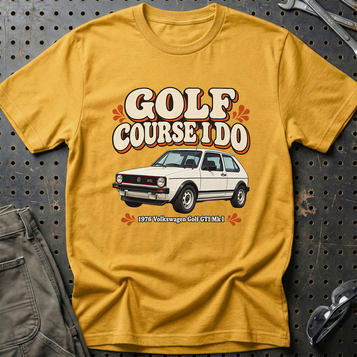 
Volkswagen Golf GTI Mk I 1976 – Golf Course I Do T-Shirt – Guld