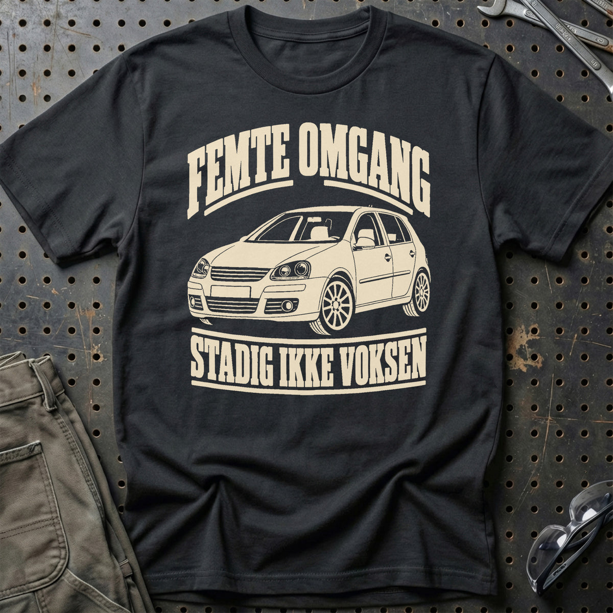 
Volkswagen Golf V – Femte omgang stadig ikke voksen – Unisex T-Shirt – Sort
