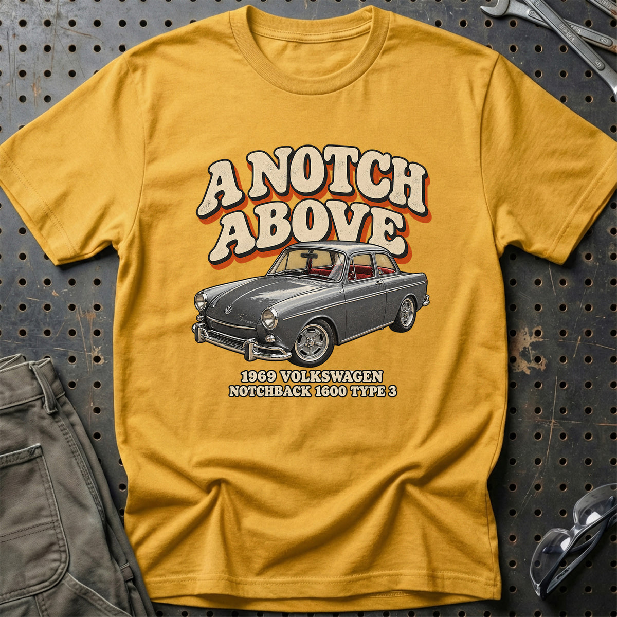 
Volkswagen Notchback 1969 – A Notch Above T-Shirt – Guld