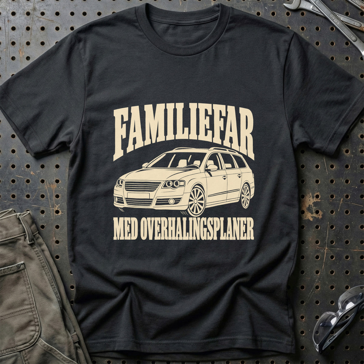 
Volkswagen Passat B6 – Familiefar med overhalingsplaner – Unisex T-Shirt – Sort