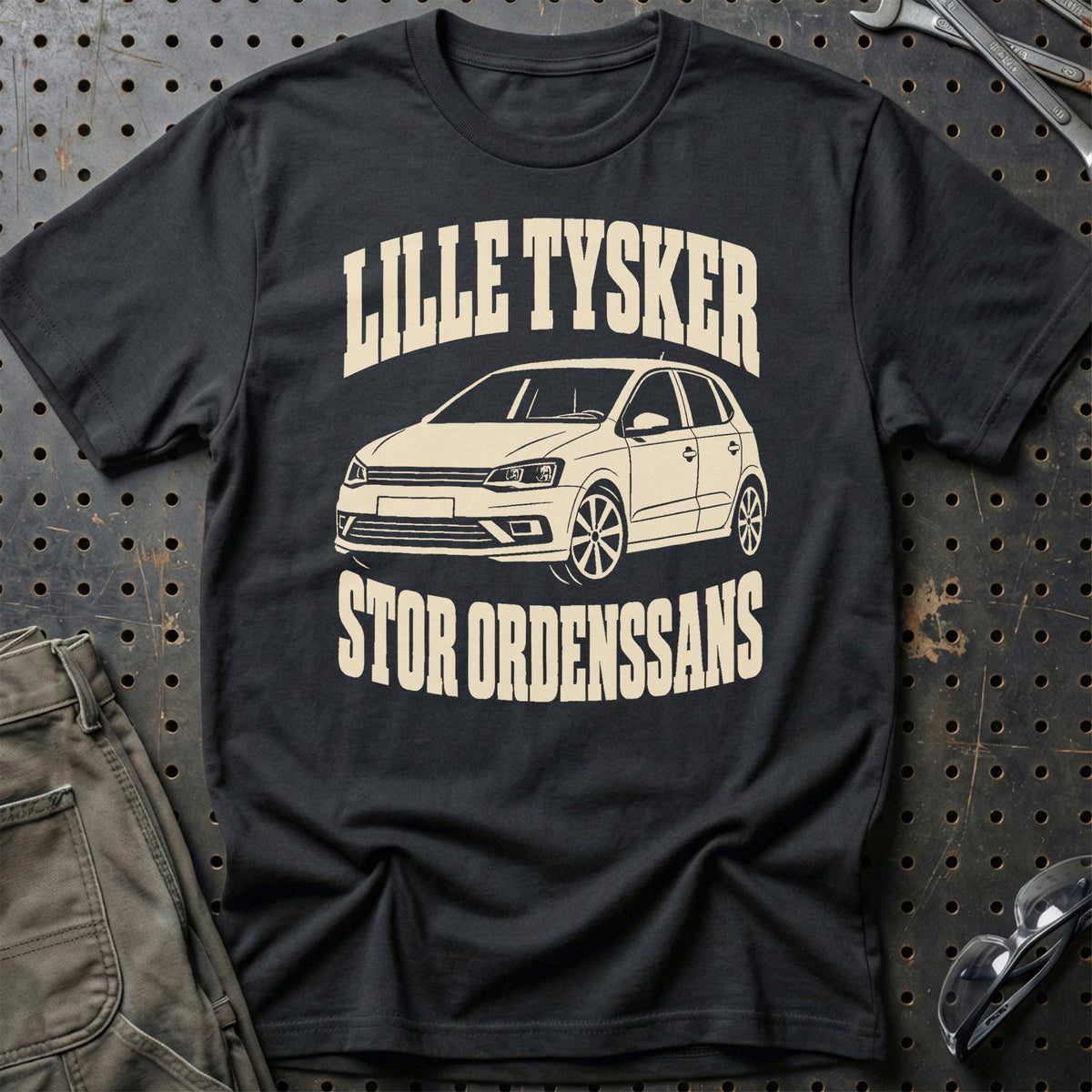 
Volkswagen Polo V 6R-6C – Lille tysker stor ordenssans – Unisex T-Shirt – Sort