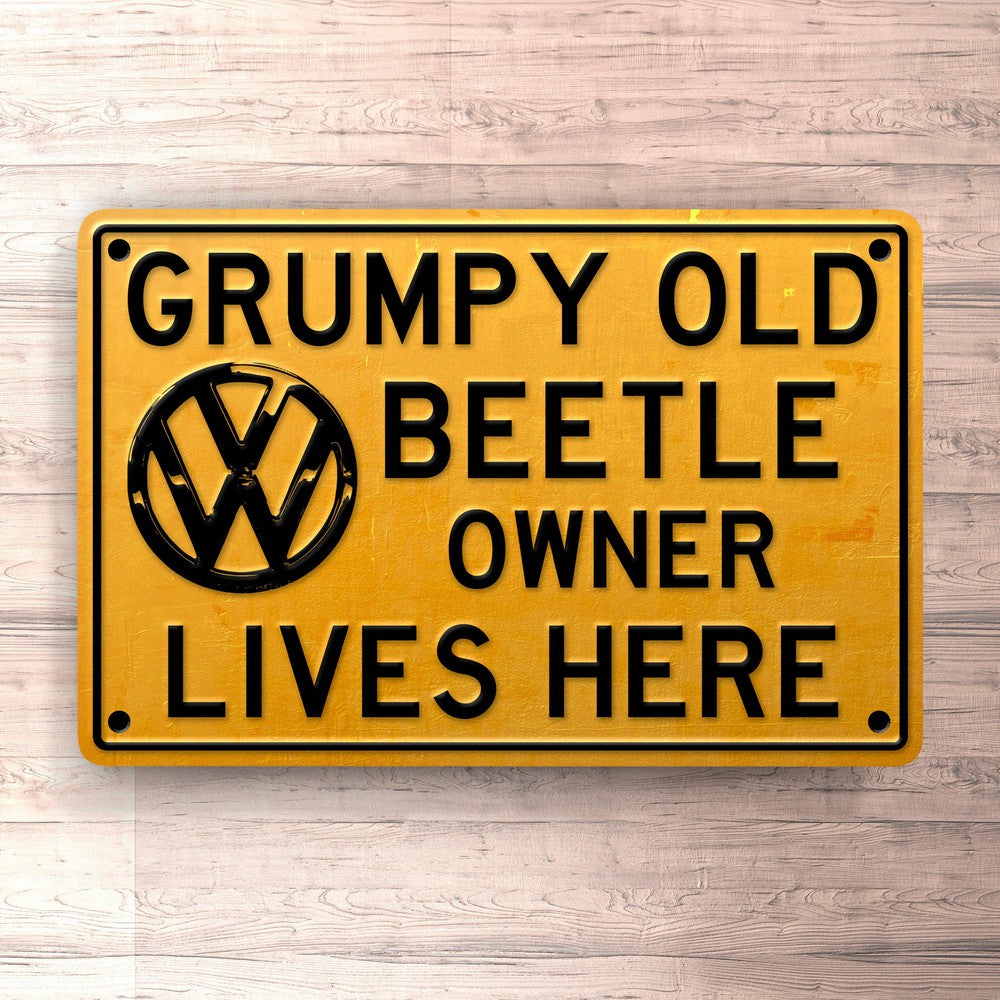 Volkswagen VW Beetle Grumpy Old VW Beetle Owner Lives Here Skilte, Musemåtte, Dørmåtte-Skilte-VW-Garage Culture Shop- garage - man cave - merchandise