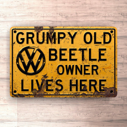 Volkswagen VW Beetle Grumpy Old VW Beetle Owner Lives Here Skilte, Musemåtte, Dørmåtte-Skilte-VW-Garage Culture Shop- garage - man cave - merchandise