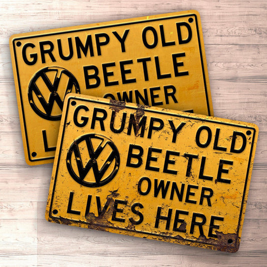 Volkswagen VW Beetle Grumpy Old VW Beetle Owner Lives Here Skilte, Musemåtte, Dørmåtte-Skilte-VW-Garage Culture Shop- garage - man cave - merchandise