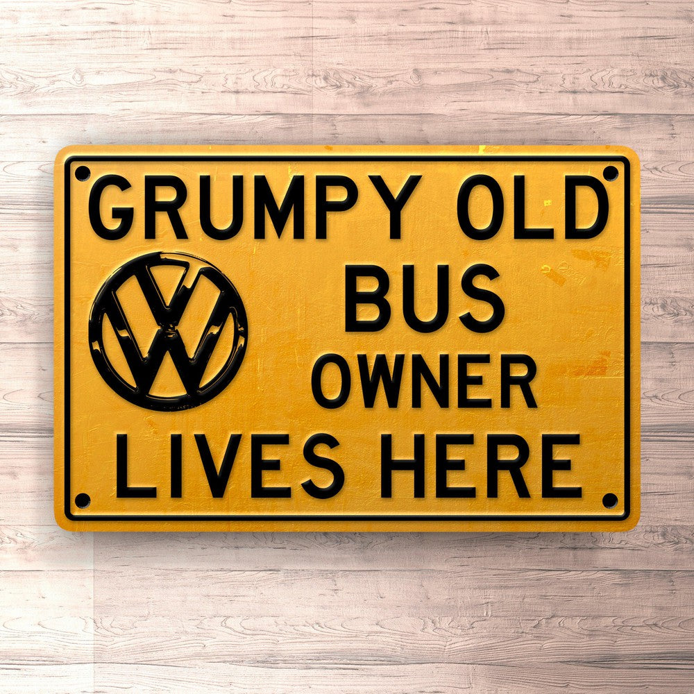 Volkswagen VW Bus Grumpy Old VW Bus Owner Lives Here Skilte, Musemåtte, Dørmåtte-Skilte-VW-Garage Culture Shop- garage - man cave - merchandise