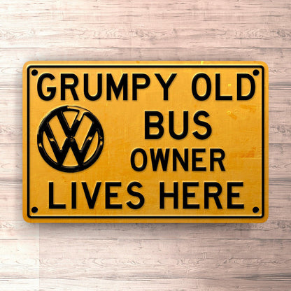 Volkswagen VW Bus Grumpy Old VW Bus Owner Lives Here Skilte, Musemåtte, Dørmåtte-Skilte-VW-Garage Culture Shop- garage - man cave - merchandise