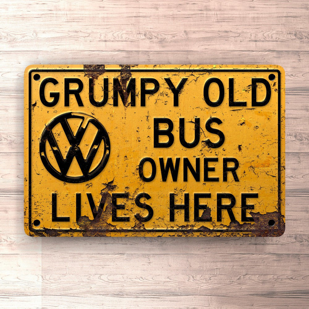 Volkswagen VW Bus Grumpy Old VW Bus Owner Lives Here Skilte, Musemåtte, Dørmåtte-Skilte-VW-Garage Culture Shop- garage - man cave - merchandise
