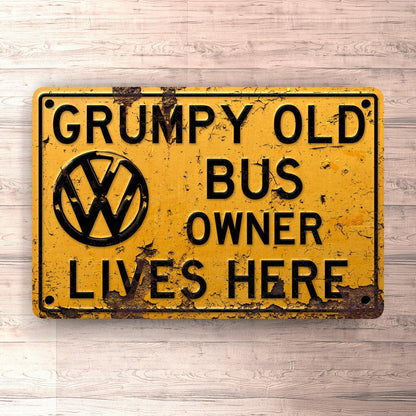 Volkswagen VW Bus Grumpy Old VW Bus Owner Lives Here Skilte, Musemåtte, Dørmåtte-Skilte-VW-Garage Culture Shop- garage - man cave - merchandise