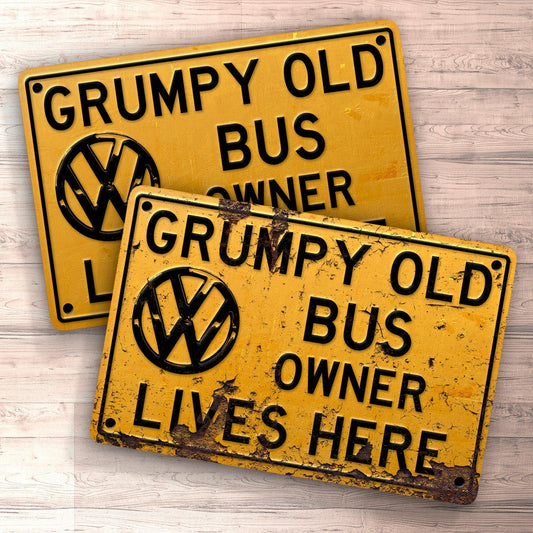 Volkswagen VW Bus Grumpy Old VW Bus Owner Lives Here Skilte, Musemåtte, Dørmåtte-Skilte-VW-Garage Culture Shop- garage - man cave - merchandise