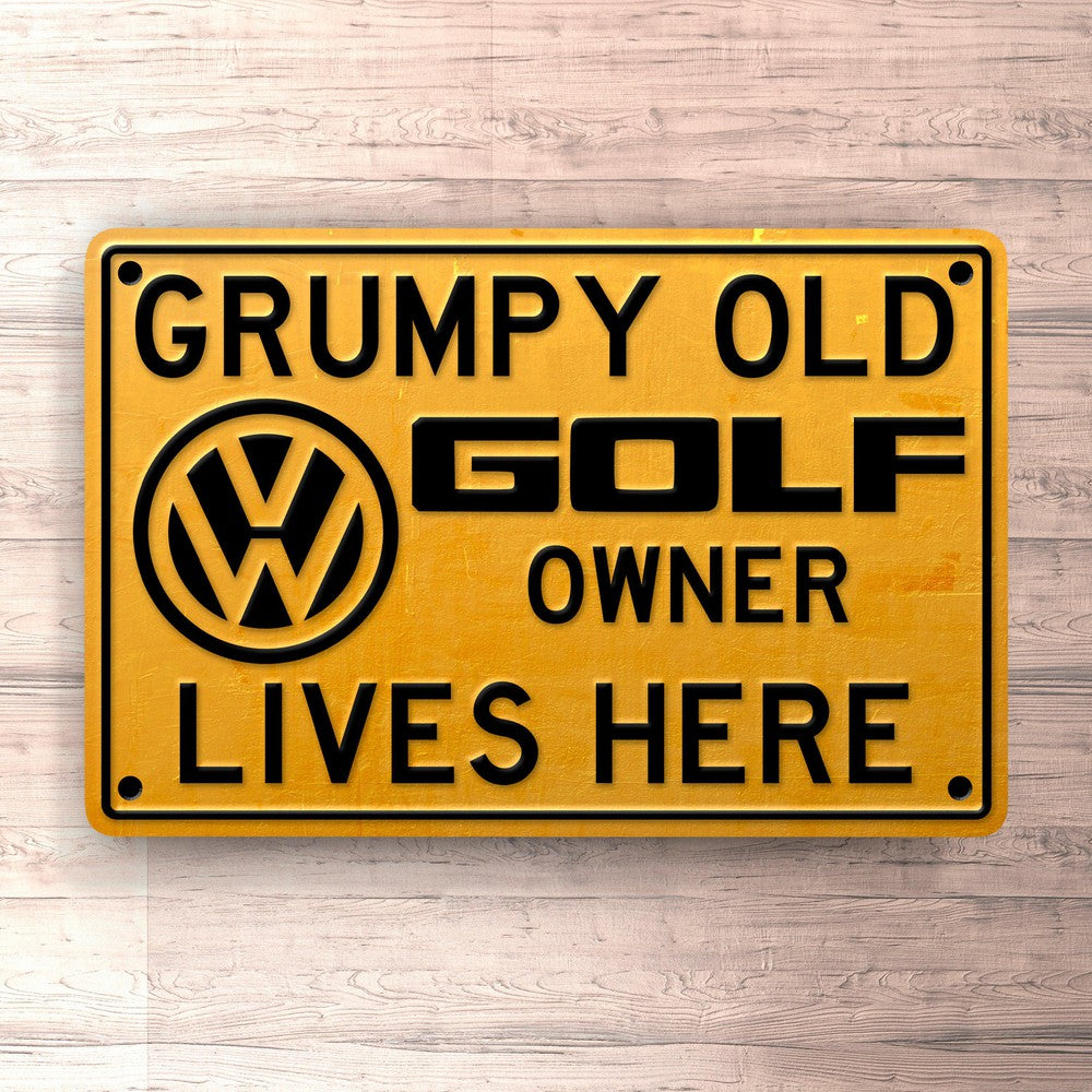 Volkswagen VW Golf Grumpy Old VW Golf Owner Lives Here Skilte, Musemåtte, Dørmåtte-Skilte-VW-Garage Culture Shop- garage - man cave - merchandise