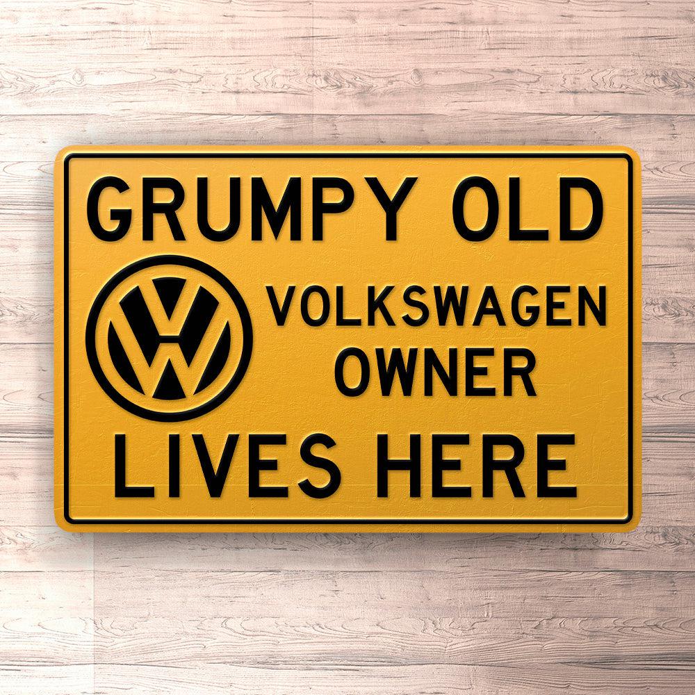 Volkswagen VW Grumpy Old VW Owner Lives Here Skilte, Musemåtte, Dørmåtte-Skilte-VW-Garage Culture Shop- garage - man cave - merchandise