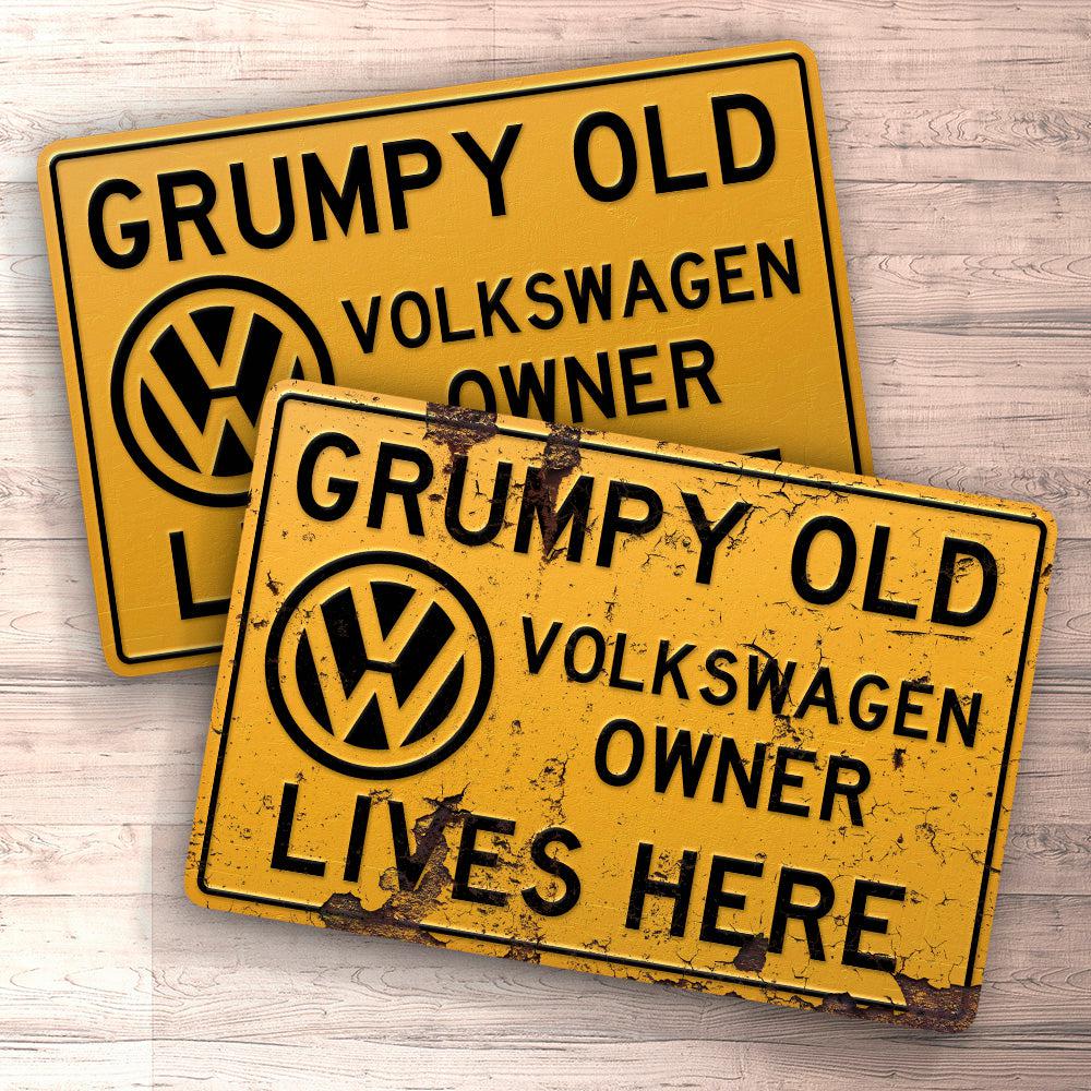Volkswagen VW Grumpy Old VW Owner Lives Here Skilte, Musemåtte, Dørmåtte-Skilte-VW-Garage Culture Shop- garage - man cave - merchandise