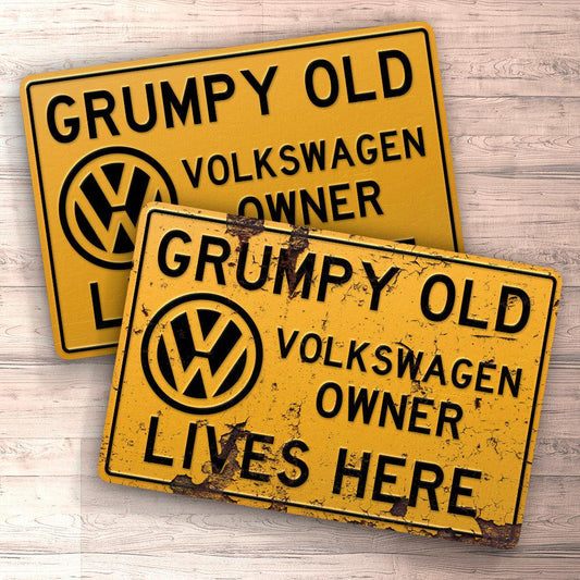 Volkswagen VW Grumpy Old VW Owner Lives Here Skilte, Musemåtte, Dørmåtte-Skilte-VW-Garage Culture Shop- garage - man cave - merchandise