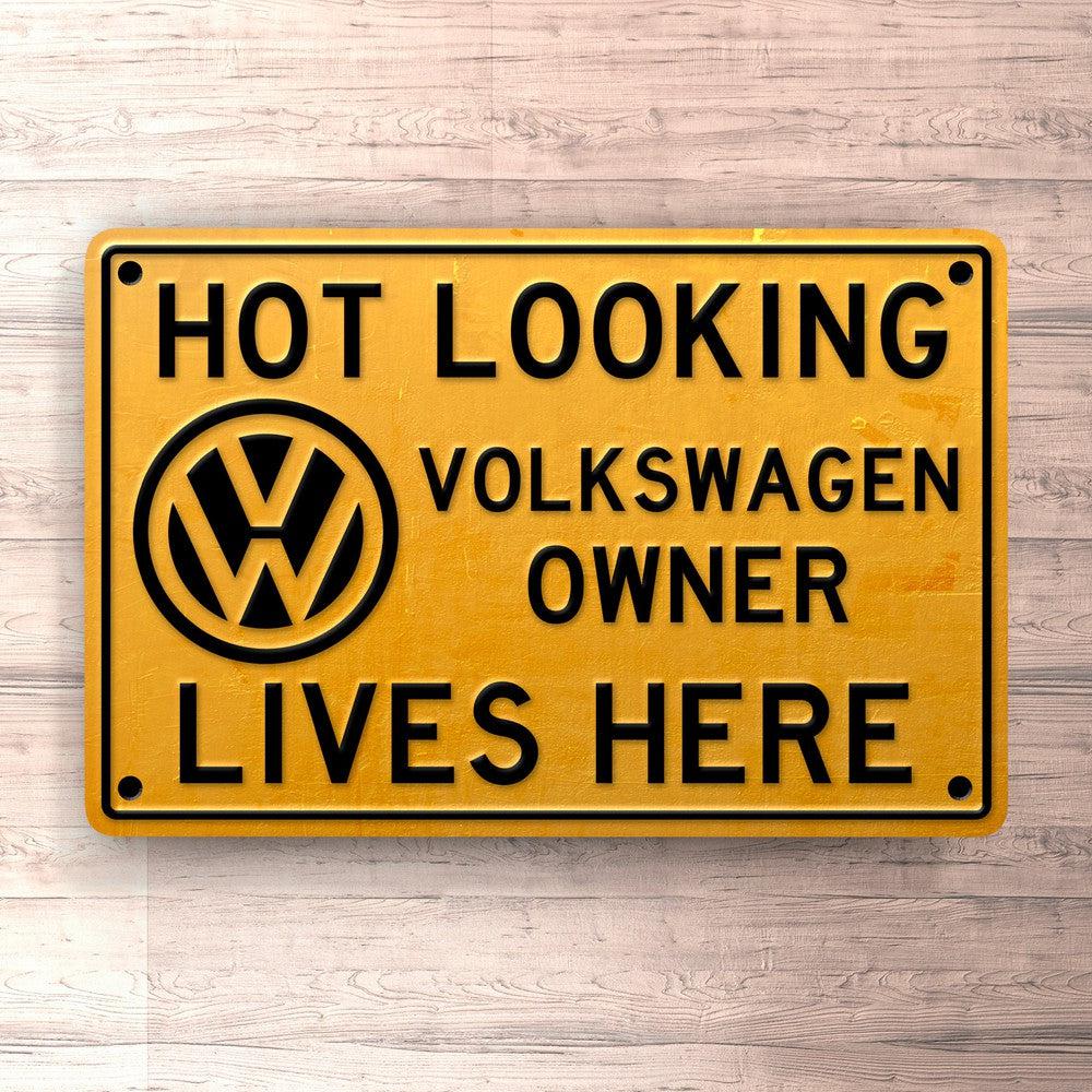 Volkswagen VW Hot Looking VW Owner Lives Here Skilte, Musemåtte, Dørmåtte-Skilte-VW-Garage Culture Shop- garage - man cave - merchandise