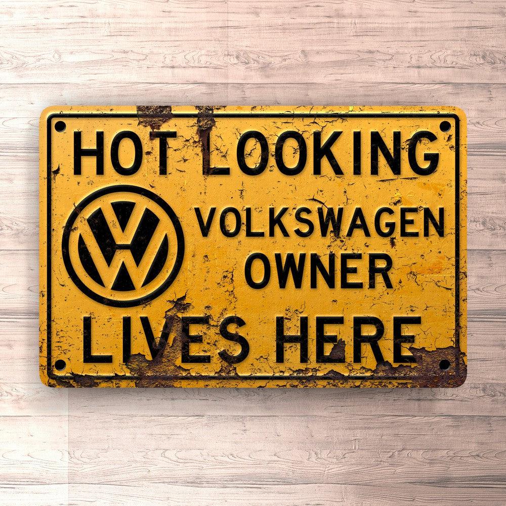 Volkswagen VW Hot Looking VW Owner Lives Here Skilte, Musemåtte, Dørmåtte-Skilte-VW-Garage Culture Shop- garage - man cave - merchandise