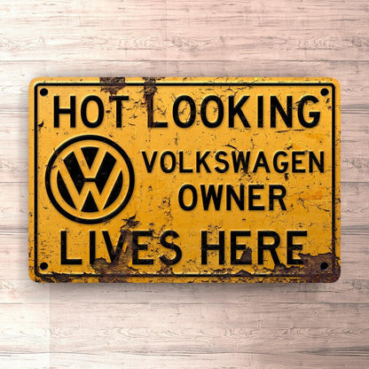 Volkswagen VW Hot Looking VW Owner Lives Here Skilte, Musemåtte, Dørmåtte-Skilte-VW-Garage Culture Shop- garage - man cave - merchandise
