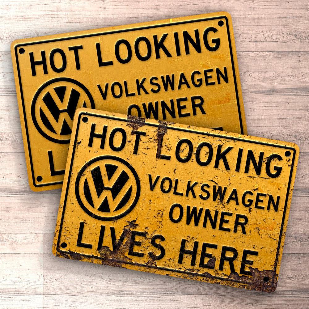Volkswagen VW Hot Looking VW Owner Lives Here Skilte, Musemåtte, Dørmåtte-Skilte-VW-Garage Culture Shop- garage - man cave - merchandise