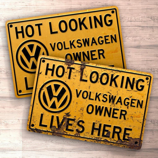 Volkswagen VW Hot Looking VW Owner Lives Here Skilte, Musemåtte, Dørmåtte-Skilte-VW-Garage Culture Shop- garage - man cave - merchandise