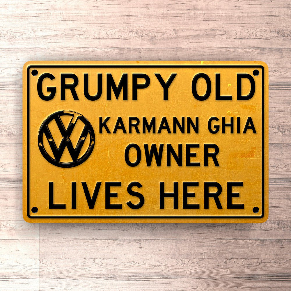 Volkswagen VW Karmann Ghia Grumpy Old VW Karmann Ghia Owner Lives Here Skilte, Musemåtte, Dørmåtte-Skilte-VW-Garage Culture Shop- garage - man cave - merchandise