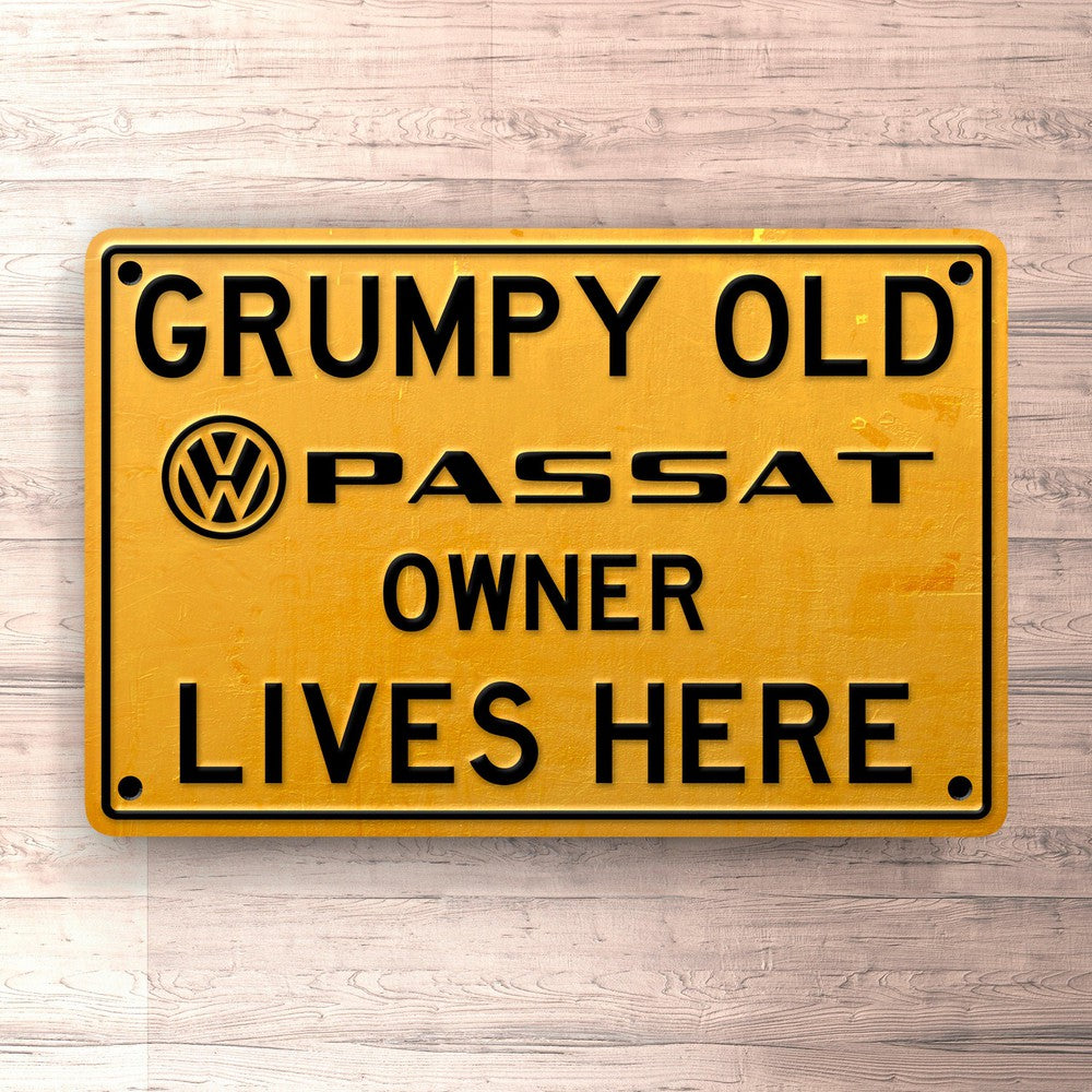 Volkswagen VW Passat Grumpy Old VW Passat Owner Lives Here Skilte, Musemåtte, Dørmåtte-Skilte-VW-Garage Culture Shop- garage - man cave - merchandise
