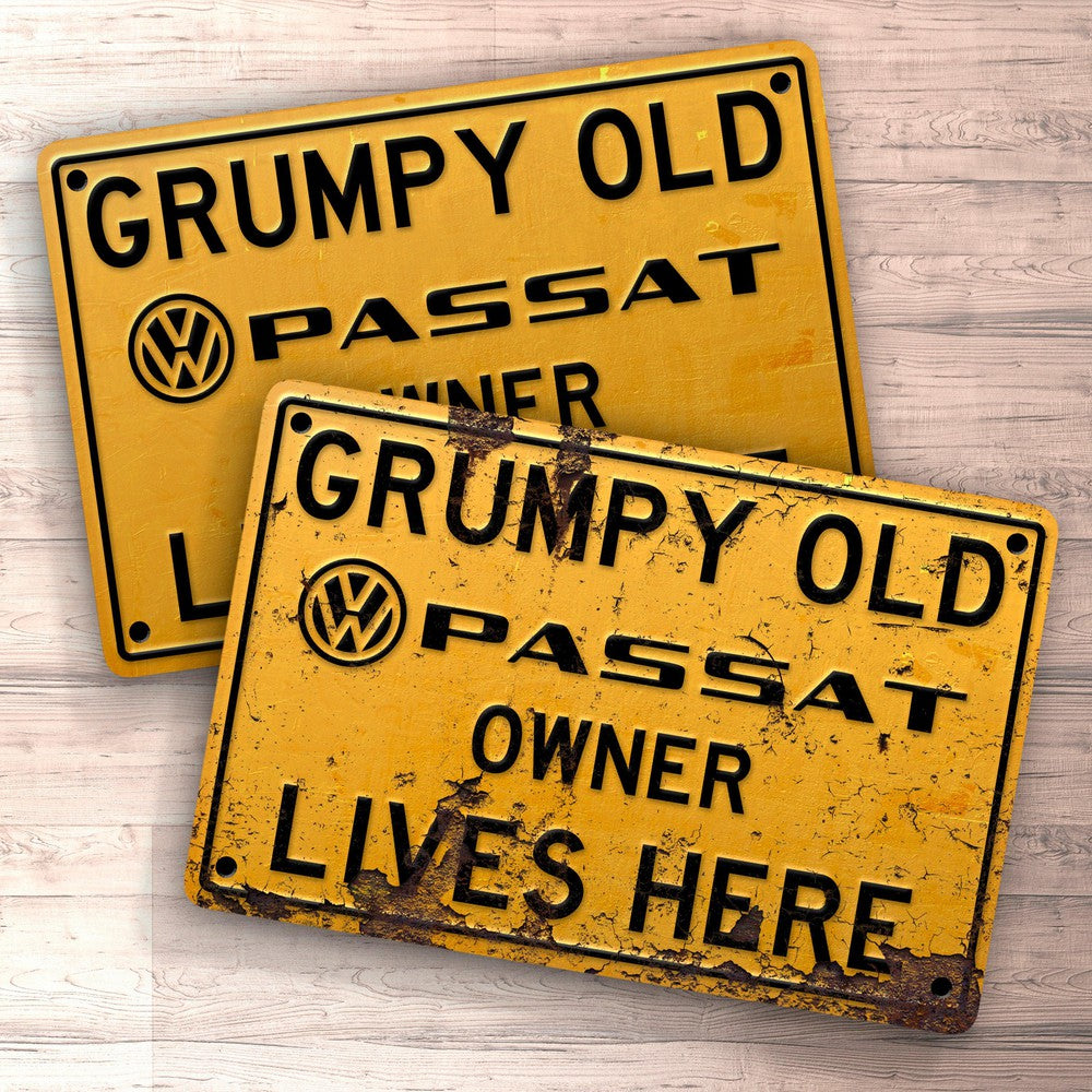 Volkswagen VW Passat Grumpy Old VW Passat Owner Lives Here Skilte, Musemåtte, Dørmåtte-Skilte-VW-Garage Culture Shop- garage - man cave - merchandise