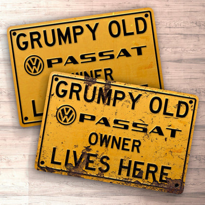 Volkswagen VW Passat Grumpy Old VW Passat Owner Lives Here Skilte, Musemåtte, Dørmåtte-Skilte-VW-Garage Culture Shop- garage - man cave - merchandise