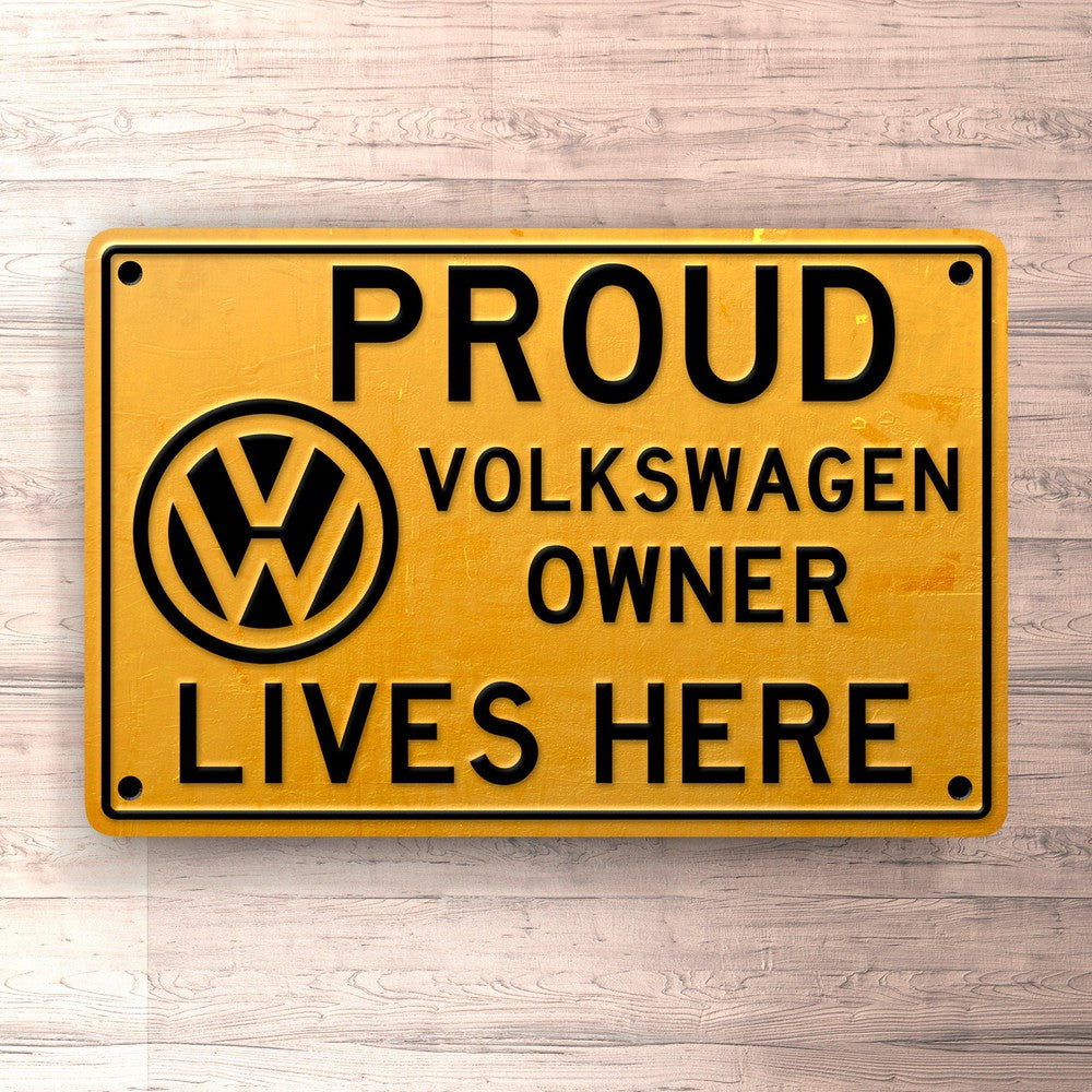 Volkswagen VW Proud VW Owner Lives Here Skilte, Musemåtte, Dørmåtte-Skilte-VW-Garage Culture Shop- garage - man cave - merchandise