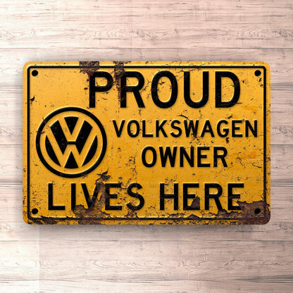Volkswagen VW Proud VW Owner Lives Here Skilte, Musemåtte, Dørmåtte-Skilte-VW-Garage Culture Shop- garage - man cave - merchandise