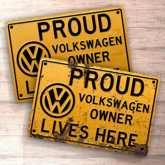 Volkswagen VW Proud VW Owner Lives Here Skilte, Musemåtte, Dørmåtte-Skilte-VW-Garage Culture Shop- garage - man cave - merchandise