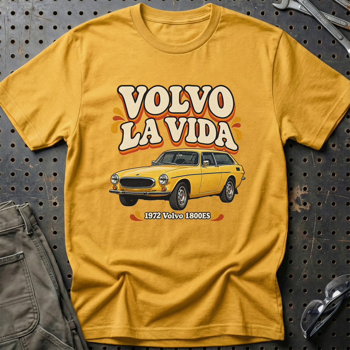 
Volvo 1800ES 1972 – Volvo La Vida T-Shirt – Guld