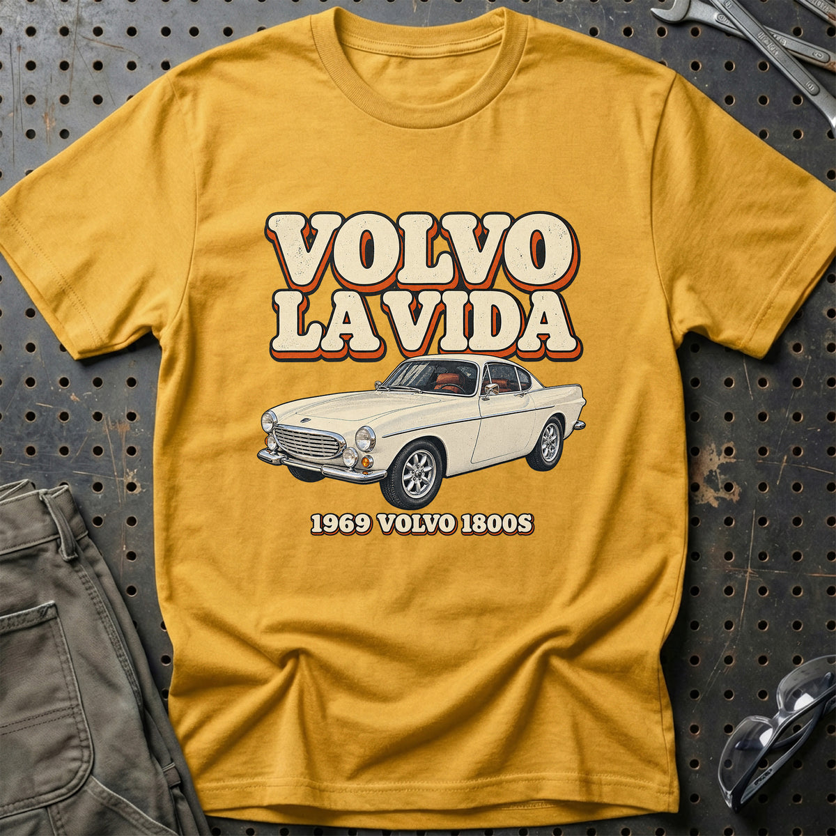 
Volvo 1800S 1969 – Volvo La Vida T-Shirt – Guld