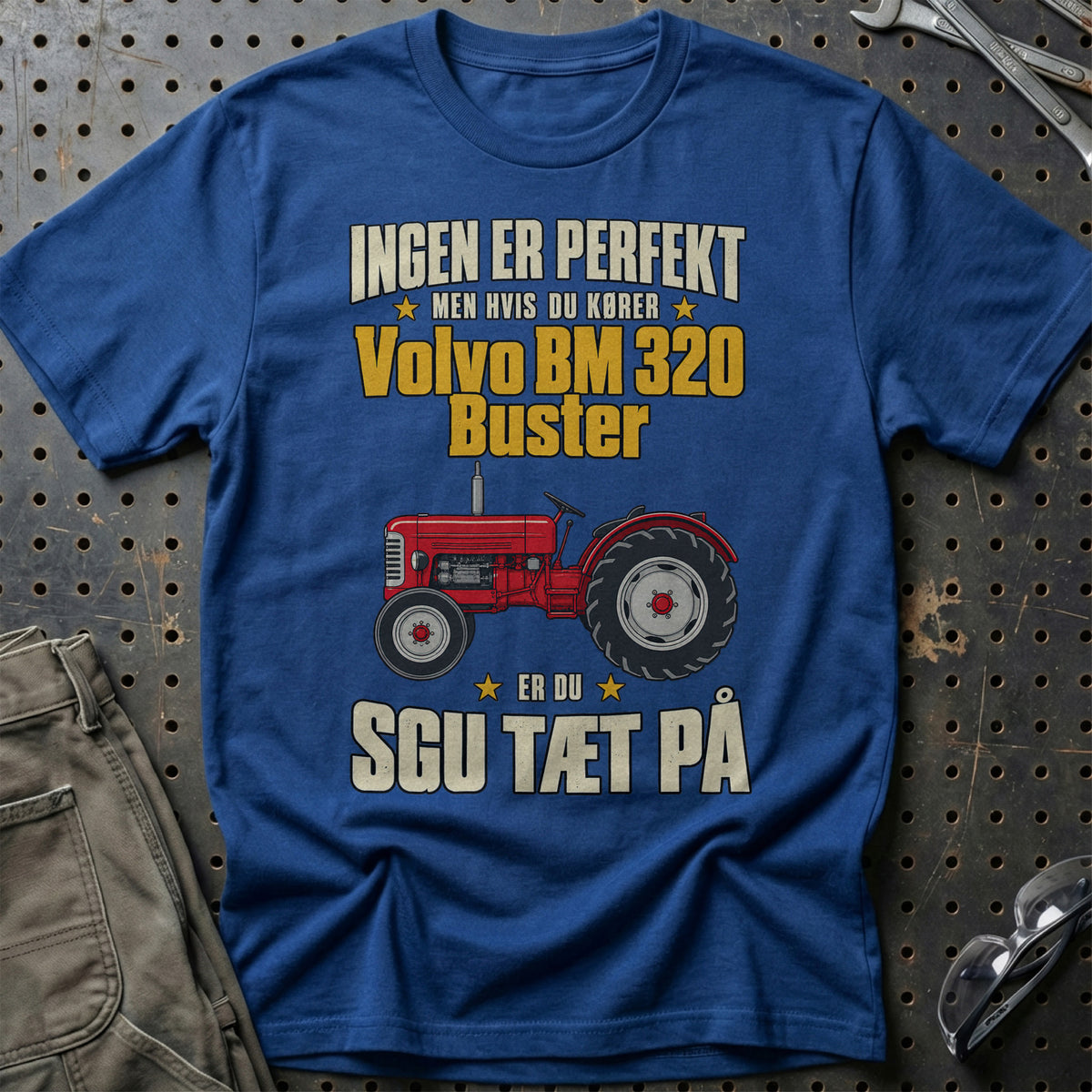 Volvo BM 320 Buster – Ingen Er Perfekt T-Shirt-Beklædning-Volvo BM-Blå Royal-S-Garage Culture Shop- garage - man cave - merchandise