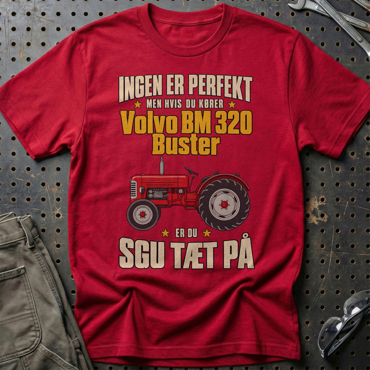 Volvo BM 320 Buster – Ingen Er Perfekt T-Shirt-Beklædning-Volvo BM-Rød-S-Garage Culture Shop- garage - man cave - merchandise