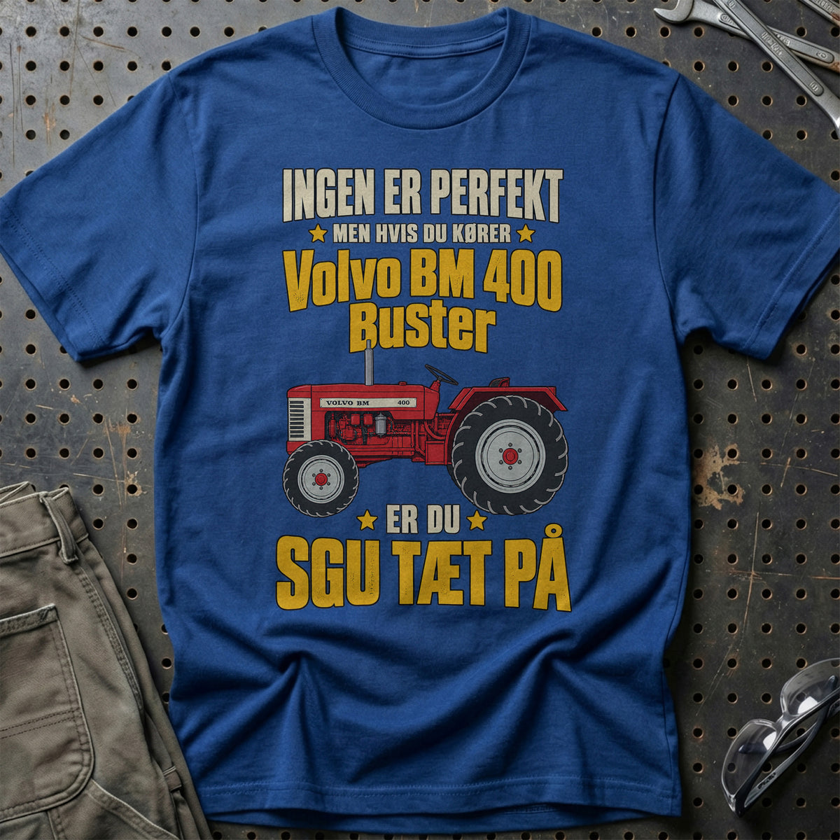 Volvo BM 400 Buster – Ingen Er Perfekt T-Shirt-Beklædning-Volvo BM-Blå Royal-S-Garage Culture Shop- garage - man cave - merchandise