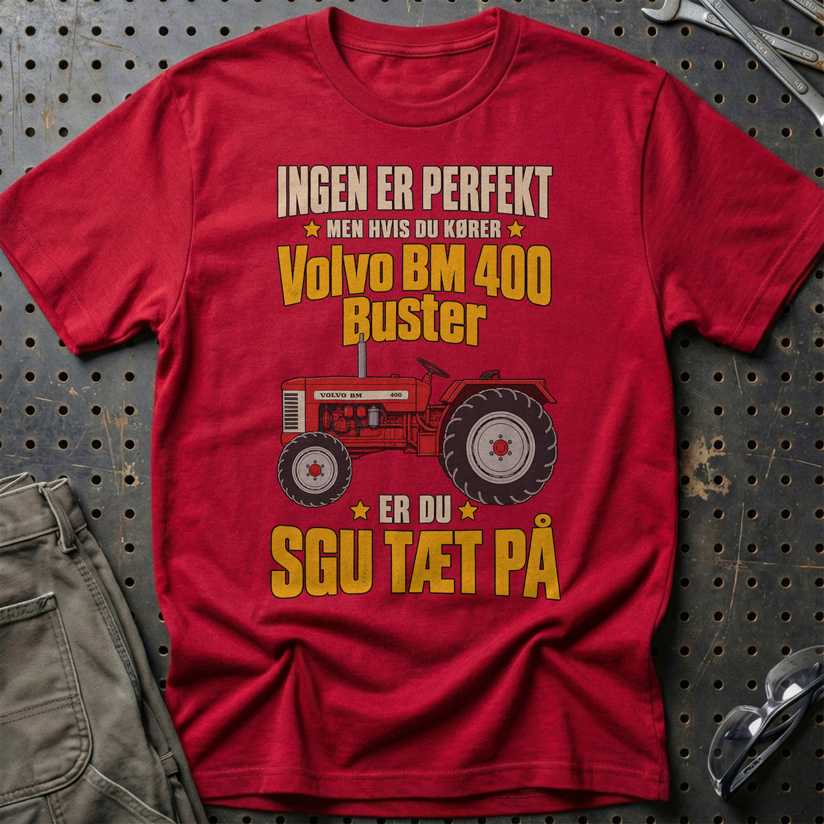Volvo BM 400 Buster – Ingen Er Perfekt T-Shirt-Beklædning-Volvo BM-Rød-S-Garage Culture Shop- garage - man cave - merchandise