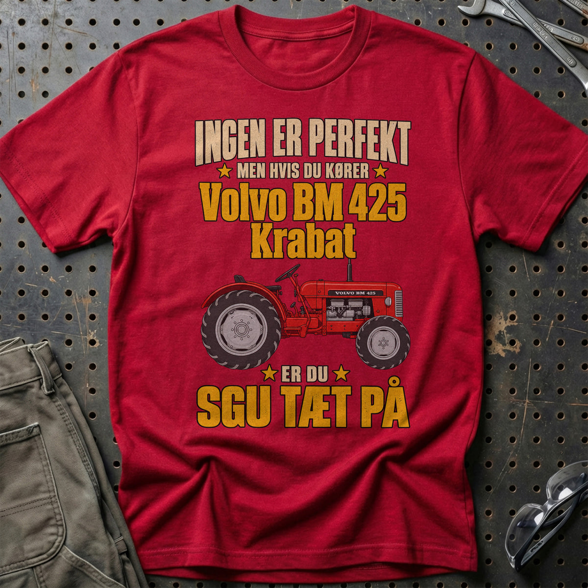 Volvo BM 425 Krabat – Ingen Er Perfekt T-Shirt-Beklædning-Volvo BM-Rød-S-Garage Culture Shop- garage - man cave - merchandise