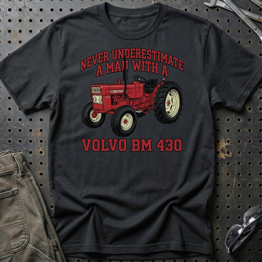Volvo BM 430 Never Underestimate A Man With T-Shirt-Beklædning-Volvo BM-Sort-S-Garage Culture Shop- garage - man cave - merchandise