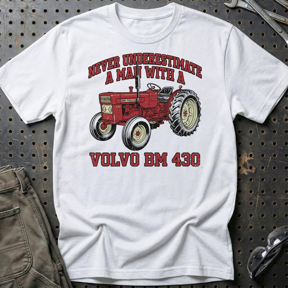 Volvo BM 430 Never Underestimate A Man With T-Shirt-Beklædning-Volvo BM-Hvid-S-Garage Culture Shop- garage - man cave - merchandise